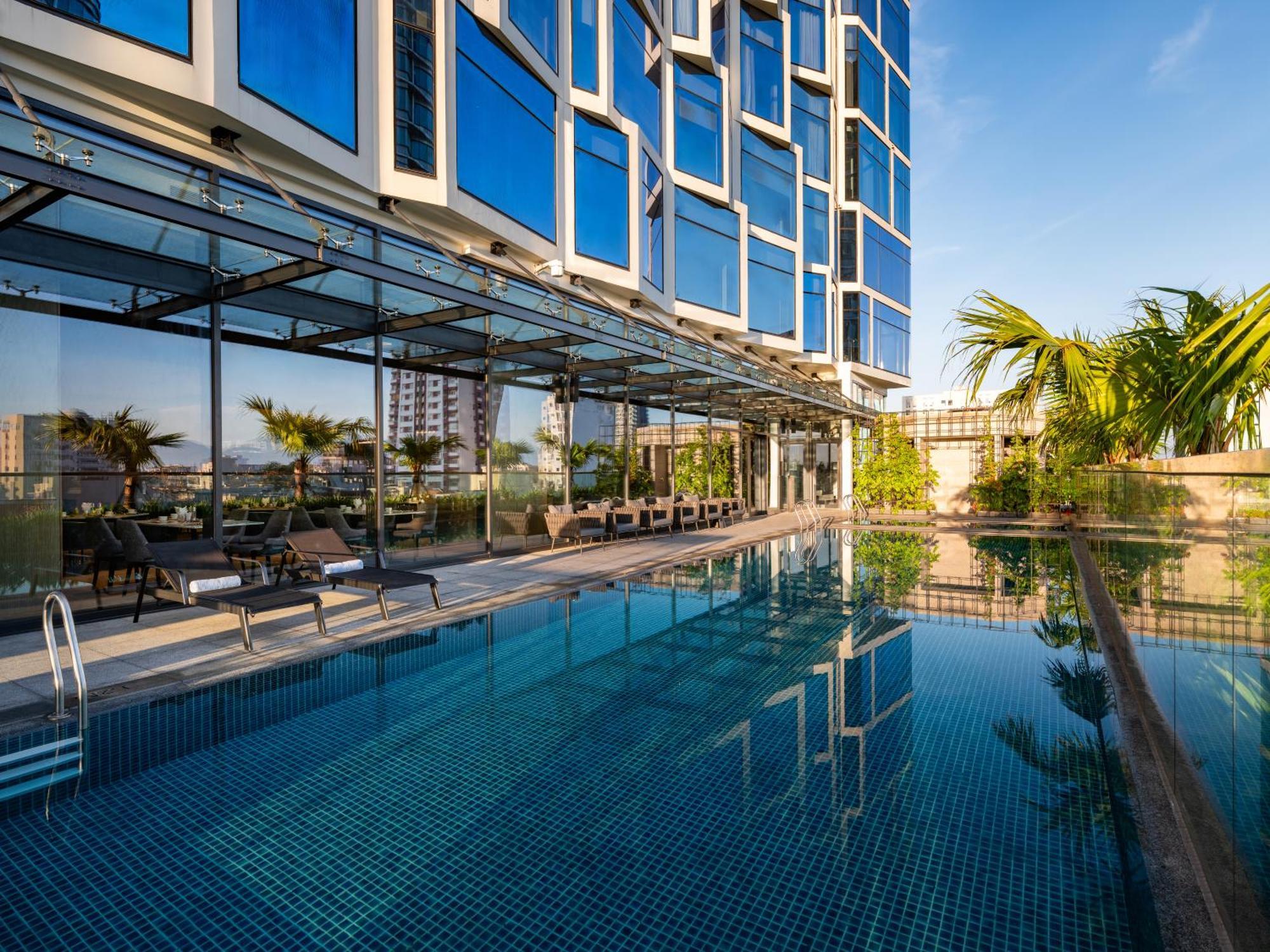 होटल Crowne Plaza Centre By Ihg 5*