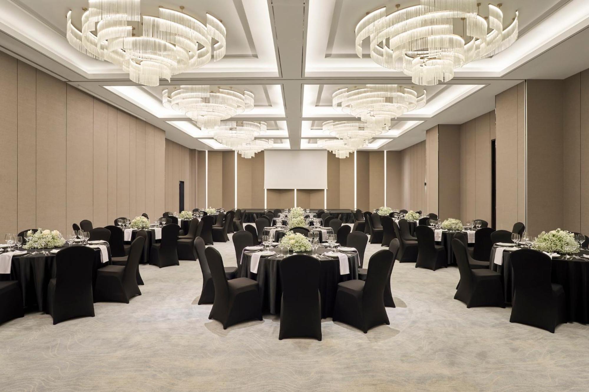Crowne Plaza Centre By Ihg होटल