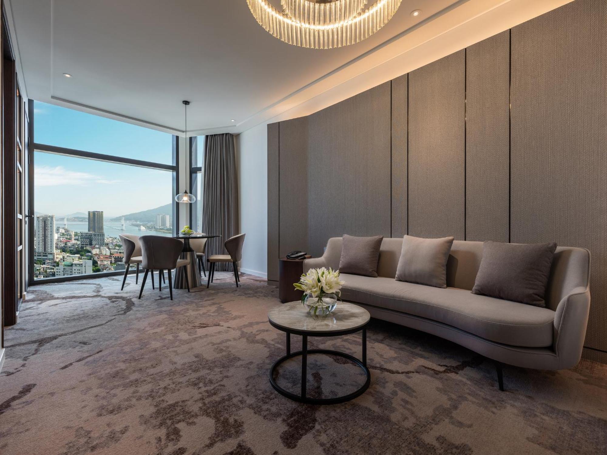 Khách sạn Crowne Plaza Centre By Ihg