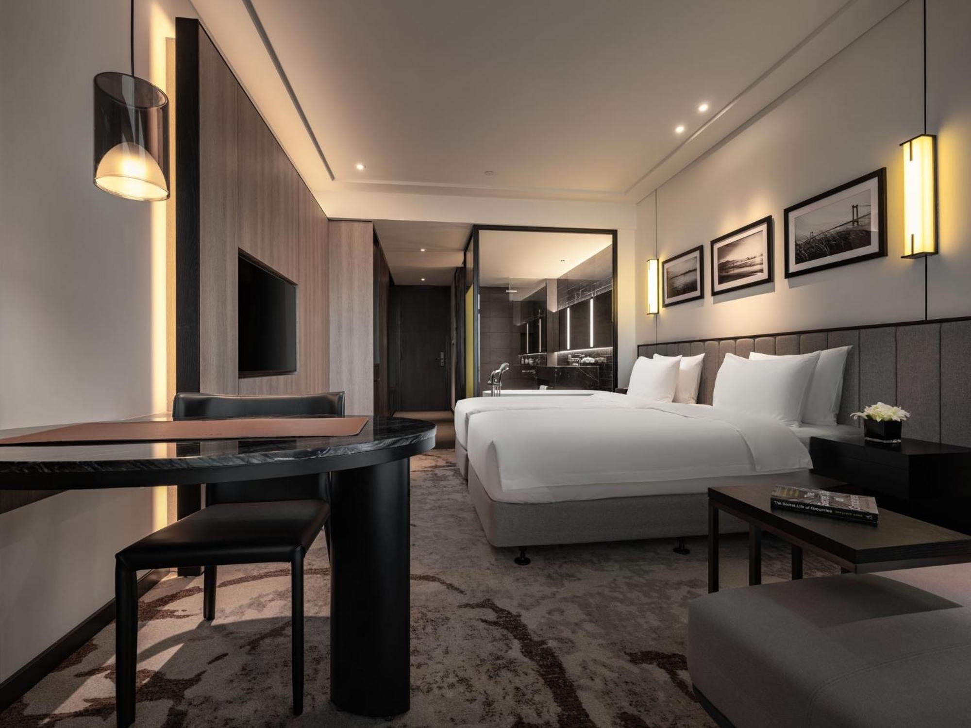 Khách sạn Crowne Plaza Centre By Ihg