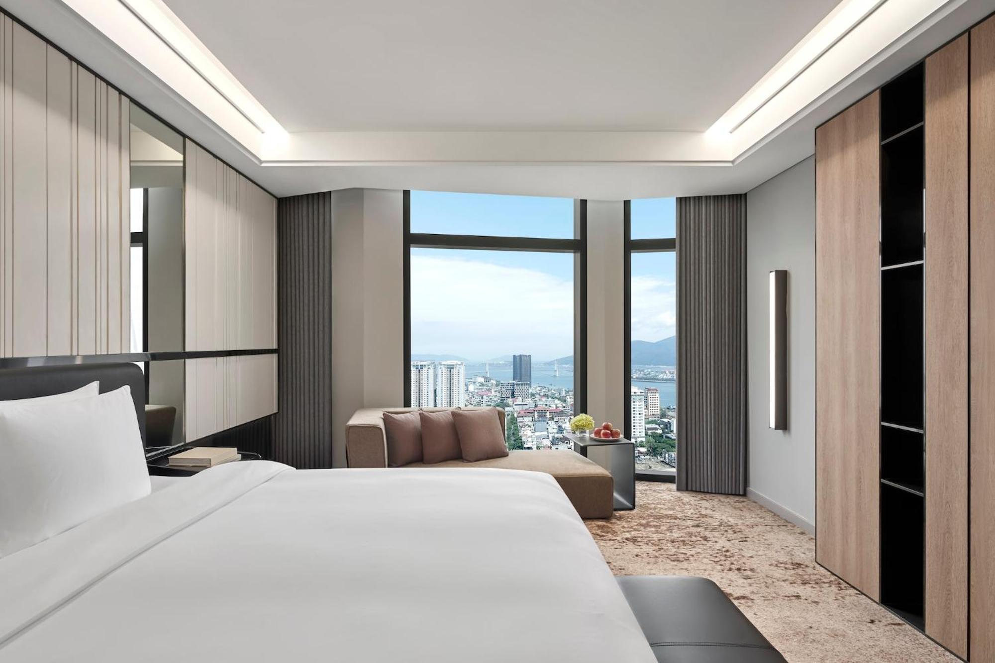 Khách sạn Crowne Plaza Centre By Ihg 5*